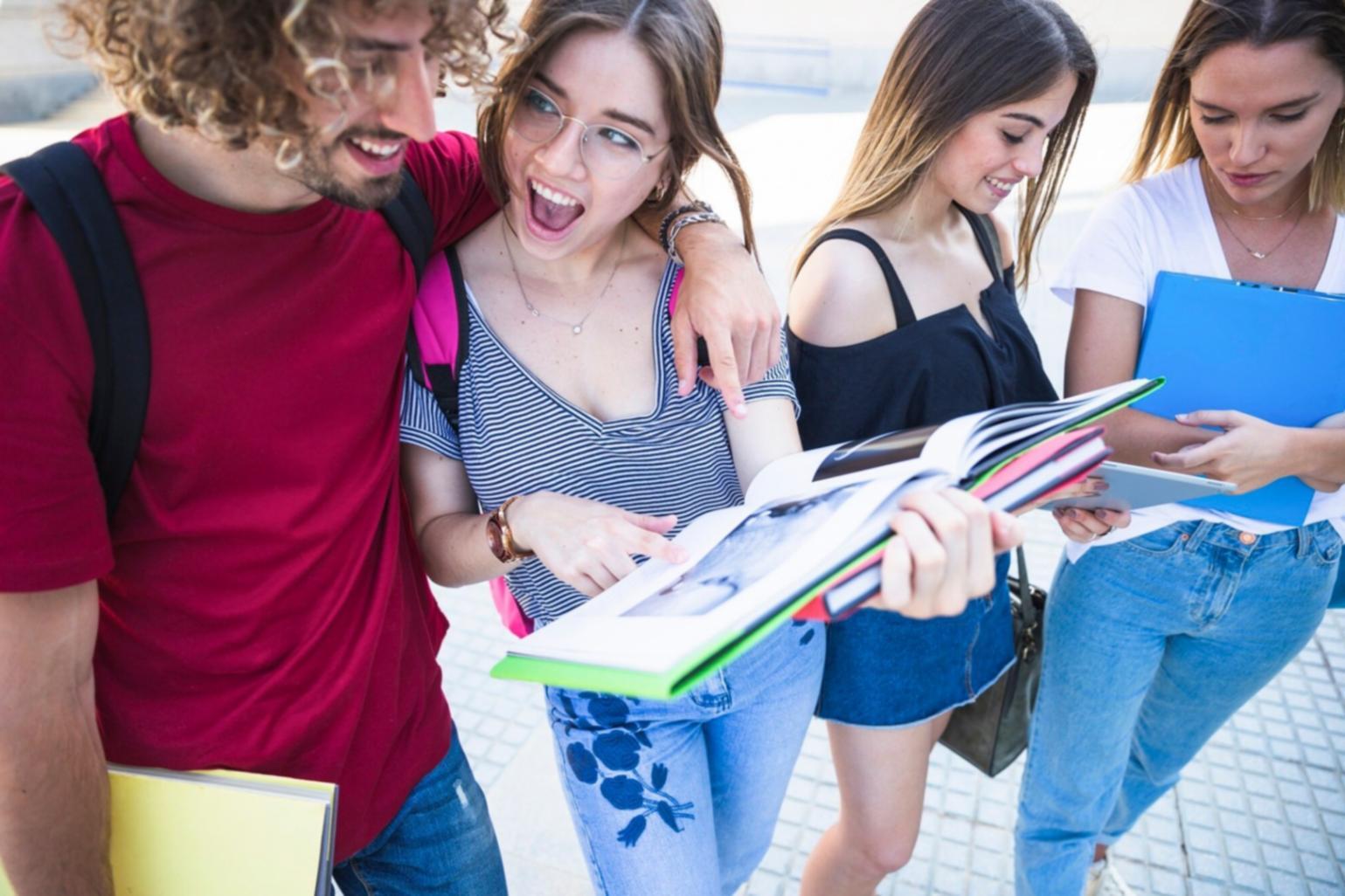 Estudiante analizando documentos financieros
